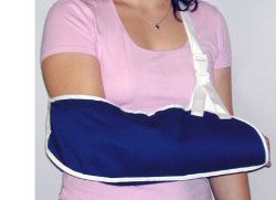 REGGIBRACCIO SEMPLICE MISURA MEDIA. CONSENTE L'IMMOBILIZZAZIONE IN POSIZIONE CORRETTA DEL BRACCIO NEI CASI DI SLOGATURE, TRAUMI ED INGESSATURE. CON IMBOTTITURA PER APPOGGIO MANO - dottorbianchi.it